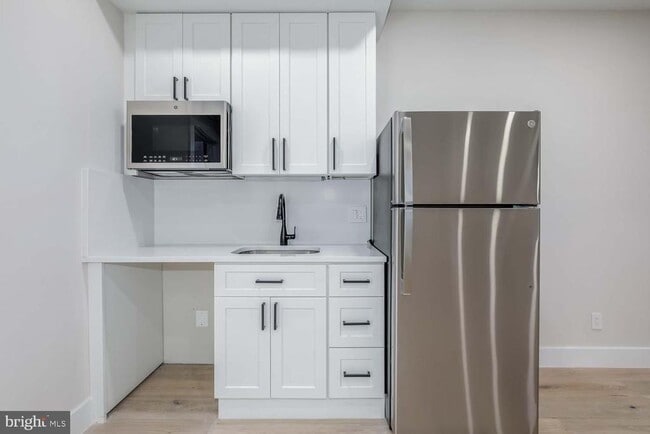 Building Photo - 722 Kenyon St NW