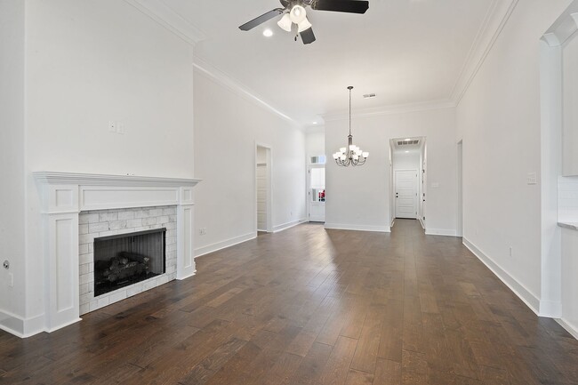 Building Photo - Beautiful home with high end finishes
