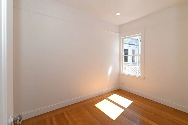 Building Photo - TOP FLOOR 3 BEDROOM FLAT