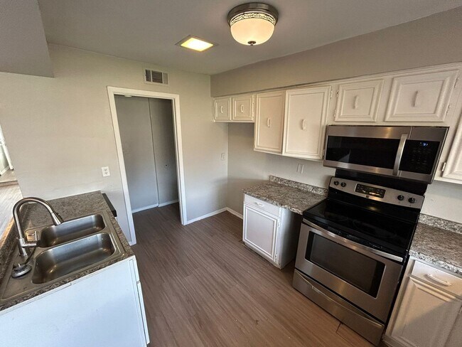 Building Photo - Enjoy a convenient and stylish living!
