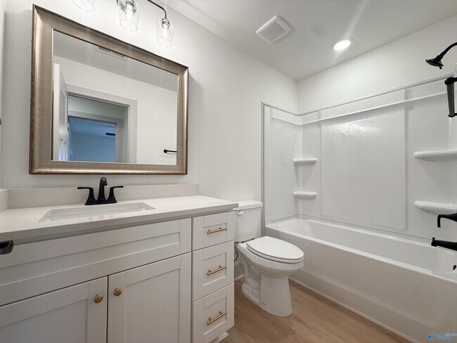 Building Photo - 18 Whispering Oak Dr SW