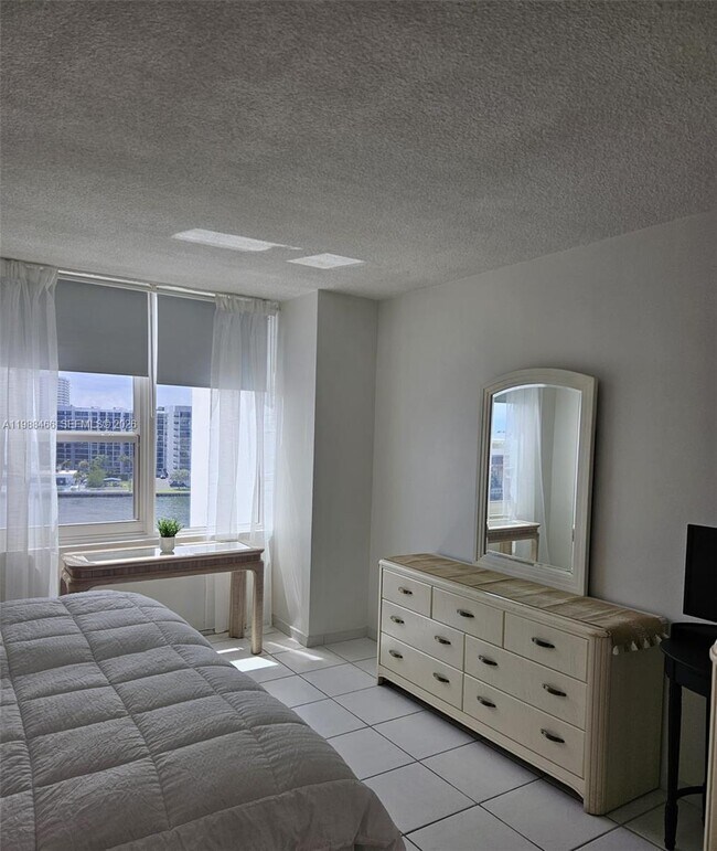 Building Photo - 3505 S Ocean Dr