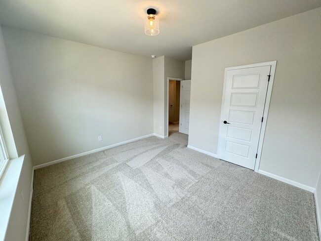 Building Photo - Built in 2024 End Unit with very convenien...