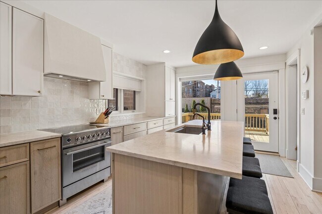 Building Photo - 4912 N Winchester Ave