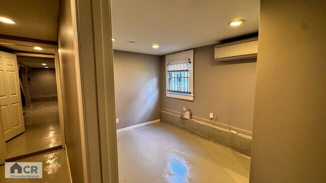 Building Photo - HUGE 9 bedroom house just a few blocks fro...