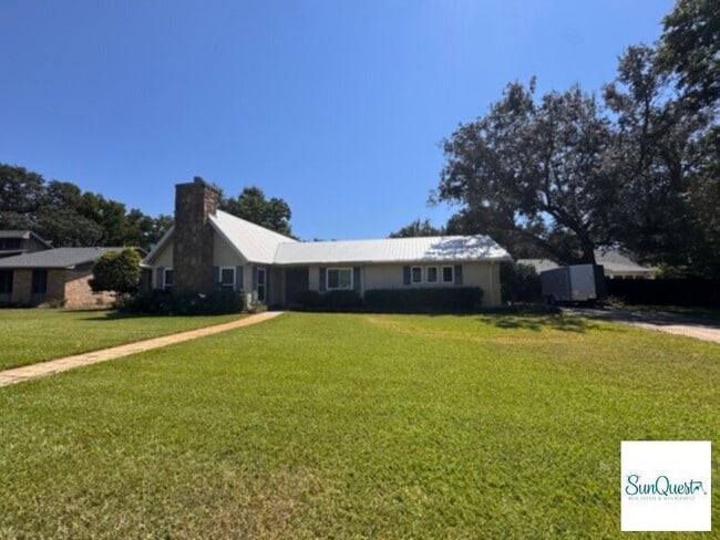 Primary Photo - Beautifully updated 3 bedroom, pool home z...