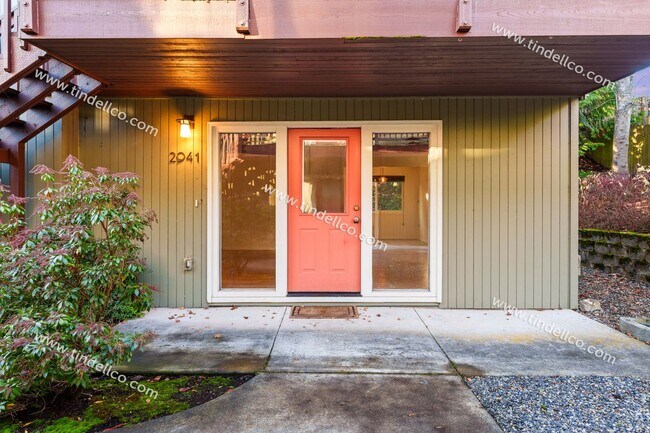 Building Photo - Cozy Multnomah Village Condo- Water, Sewer and Garbage included!