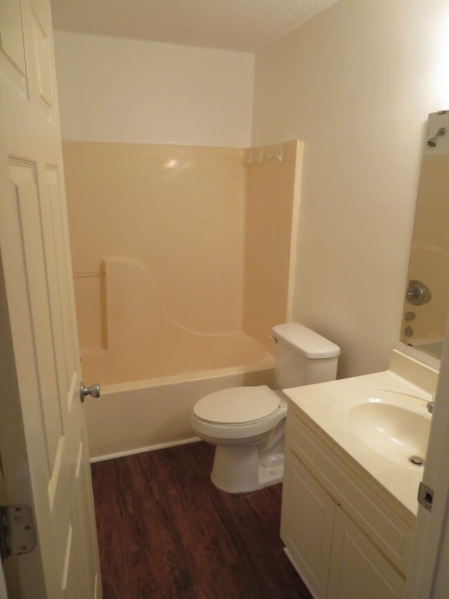 Building Photo - Lakemont