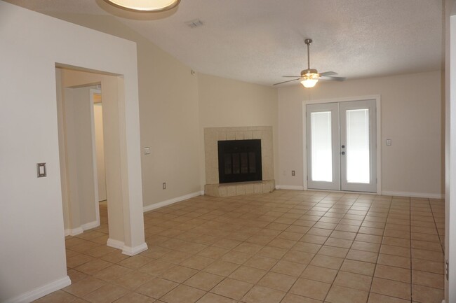 Building Photo - 3 Bedroom 2 Bathroom Corner lot home
