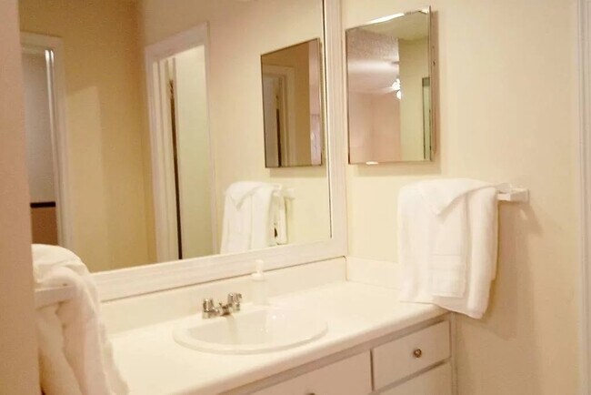 Building Photo - 290 Appleby Dr