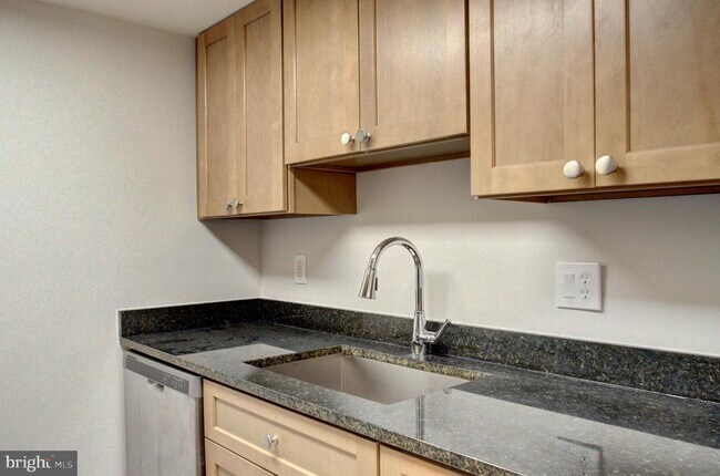 Building Photo - 565 W Diamond Ave