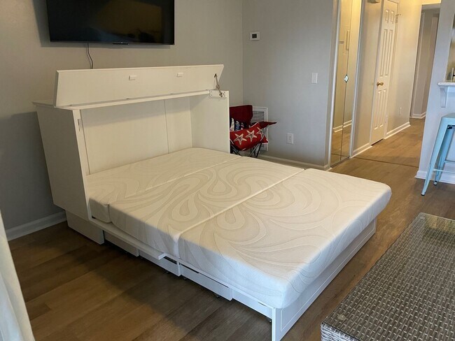 Building Photo - COZY,  FURNISHED OFF-SEAON MONTHLY RENTAL