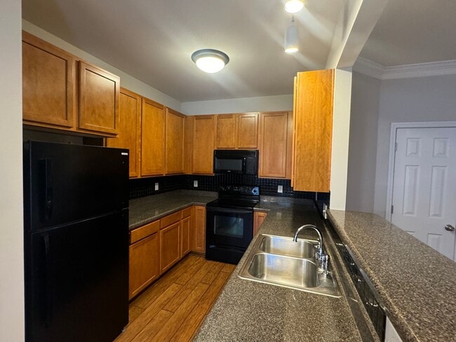 Building Photo - 2 Bedroom, 2 1/2 Bath Townhouse in Raleigh...