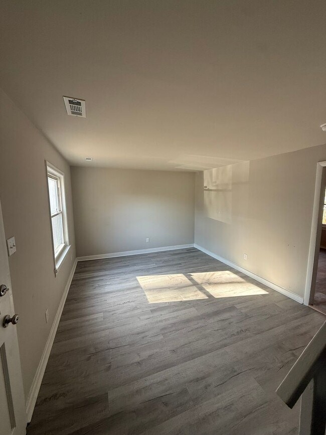 Building Photo - 1104 S Lombardy St