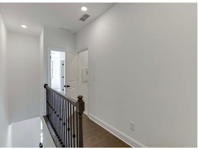 Building Photo - Beautiful 3bd/3.5ba Vinings Townhome with ...