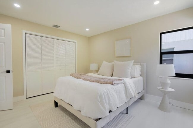 Building Photo - 5409 NE 4th Ave