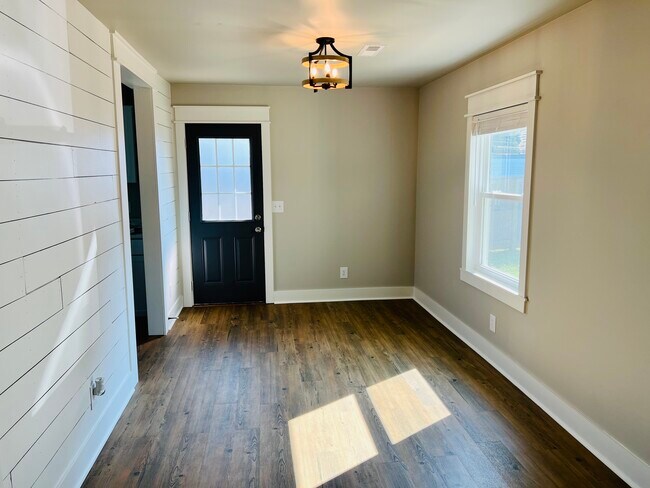 Building Photo - 209 Roe St