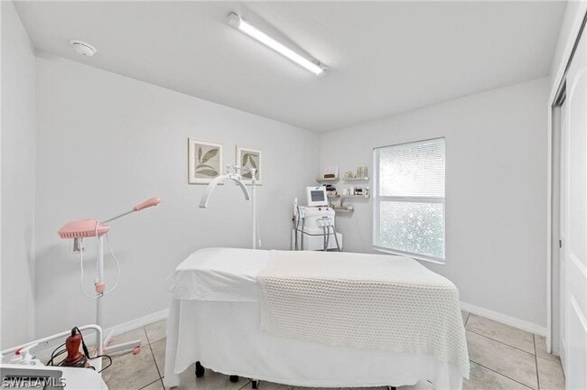 Building Photo - 1013 NE 15th St