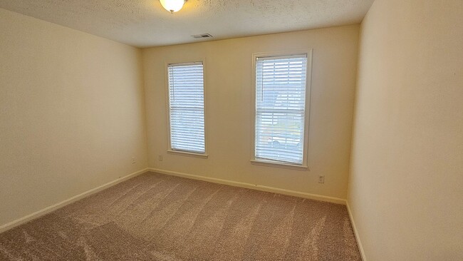 Building Photo - Bright & Spacious Home in Fredericksburg!