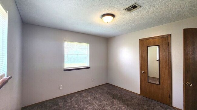 Building Photo - 3 Bed 1 Bath 1 Car Garage in the Leonhardts Oak Ridge Addition in Del City