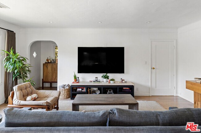 Building Photo - 502 N Sweetzer Ave