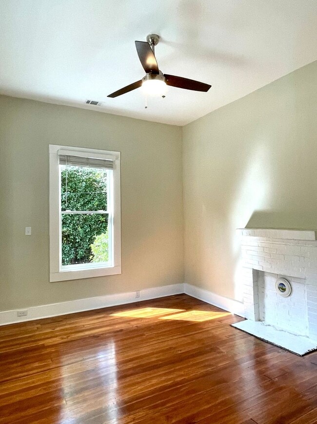 Building Photo - Beautifully restored cottage downtown Madsion