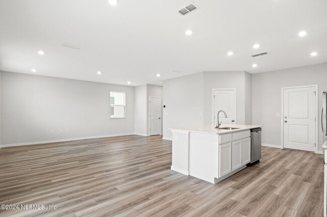 Building Photo - 14726 Cashew Ave