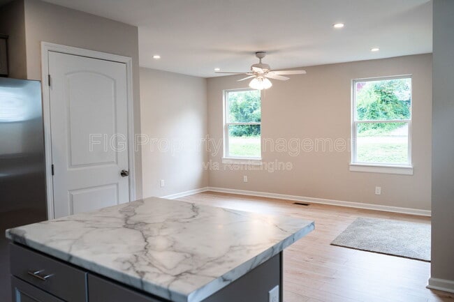 Building Photo - 614 Hillview Rd