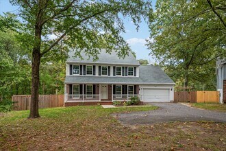 Building Photo - Charming Colonial in Elmhurst Station