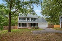 Building Photo - Charming Colonial in Elmhurst Station