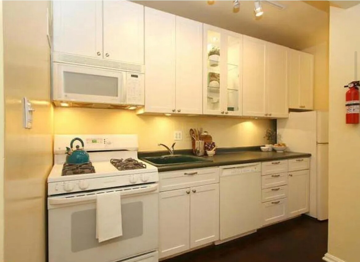 Kitchen - 1 Scott Cir NW