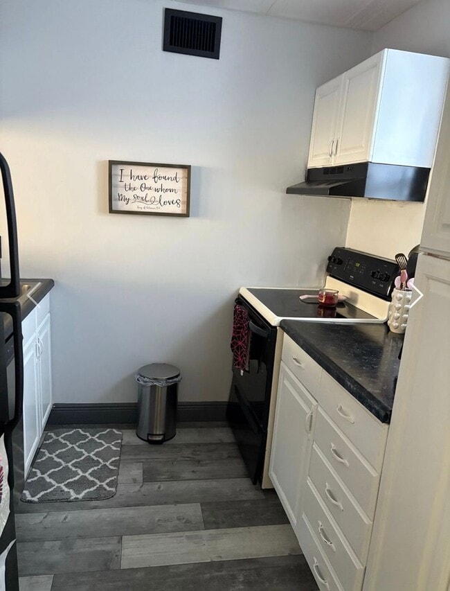 Building Photo - Cute Studio in the heart of Tampa