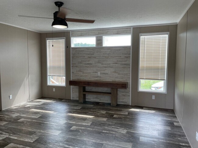 Building Photo - 3 BED, 2 BATH MOBILE HOME LOCATED IN THE DENTON AREA! $1,250 MONTH, $1,250 DEPOSIT.