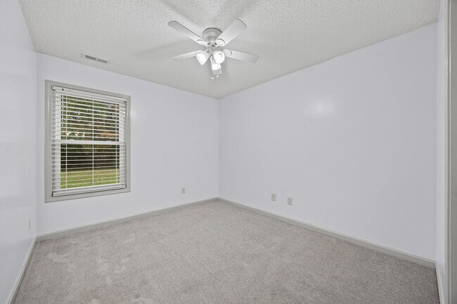 Building Photo - Beautiful 3-bed, 2 bath home in Hallmark G...