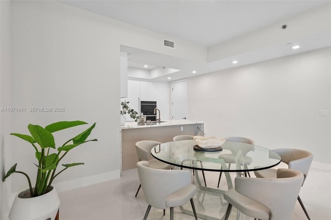 Building Photo - 16001 Collins Ave