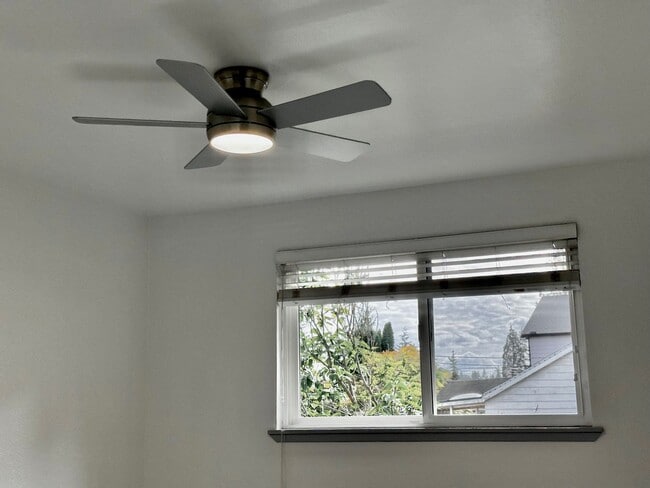 Building Photo - Newly Remodeled Top-Floor Duplex w/ Lake a...