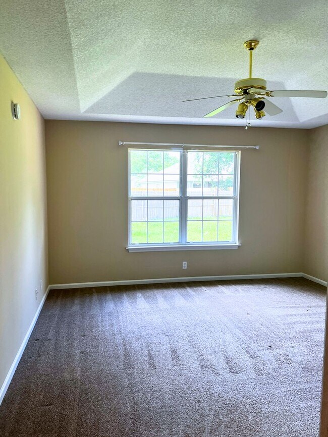 Building Photo - Charming 4/2 with fenced in yard