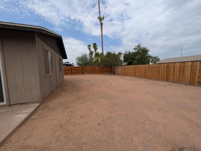 Building Photo - 3 bedroom 2 Bathroom Home