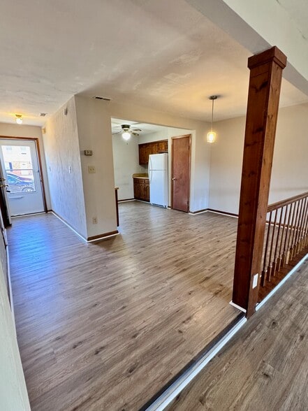 LR/DR looking toward kitchen - 5552 Lynbrook Lndg