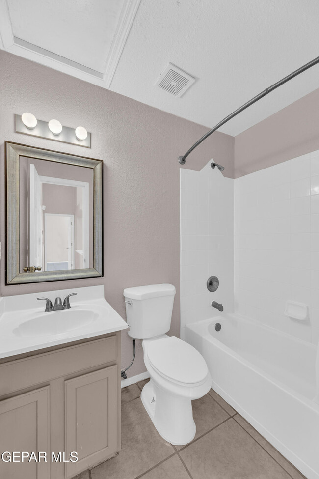 Building Photo - 11868 Oak Crossing Dr