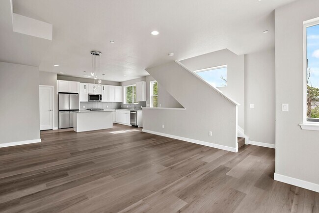 Building Photo - Beautiful End Unit at Overlook Station