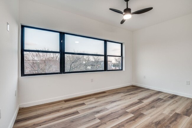 Building Photo - Spacious Townhouse in Dallas