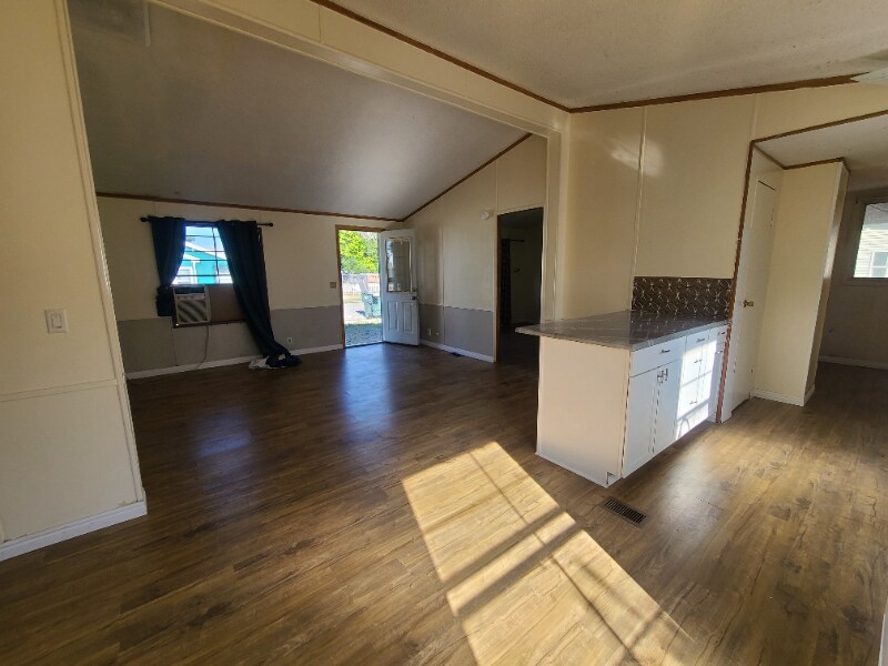 Building Photo - 370 Broadmoor Ave