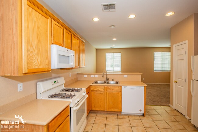 Building Photo - Lovely 3Bdm 2.5Ba TownHome in Great Northw...