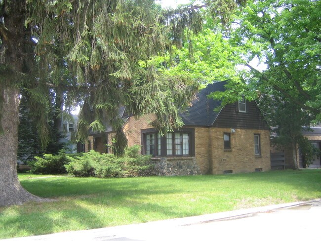 Building Photo - 917 S University Ave