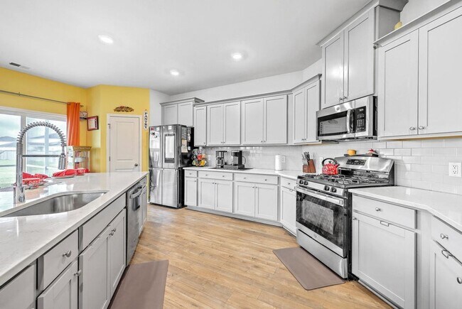 Building Photo - 6 Bedroom, 4.5 Bathroom Home in Cane Bay - Summerville