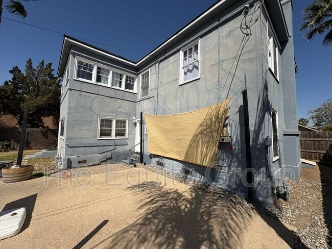 Building Photo - 209 E 11th St