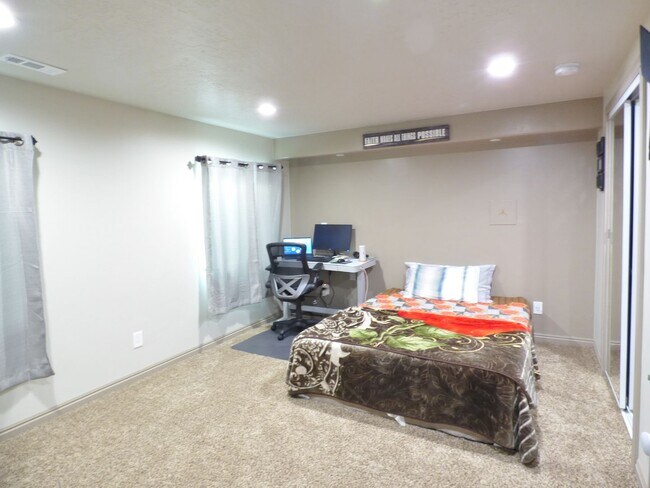 Building Photo - Great 4 Bd 3.5 Bath Townhome