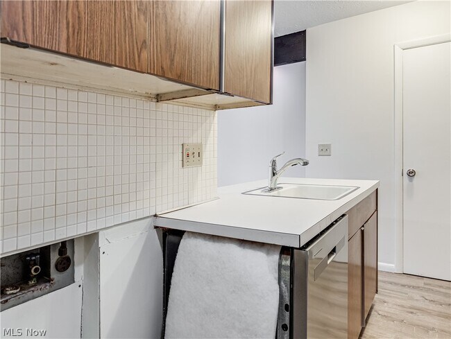 Building Photo - 2550 Chamberlain Rd