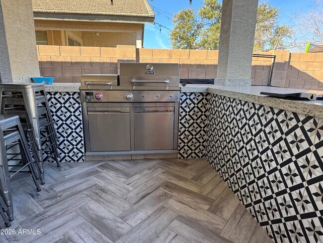 Building Photo - 734 E Kelsi Ave